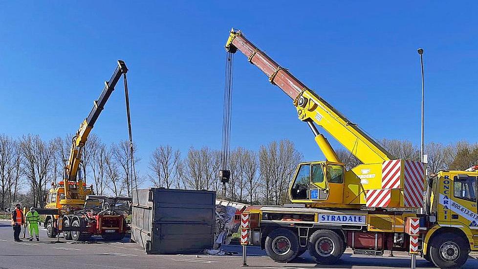 Camion perde il cassone