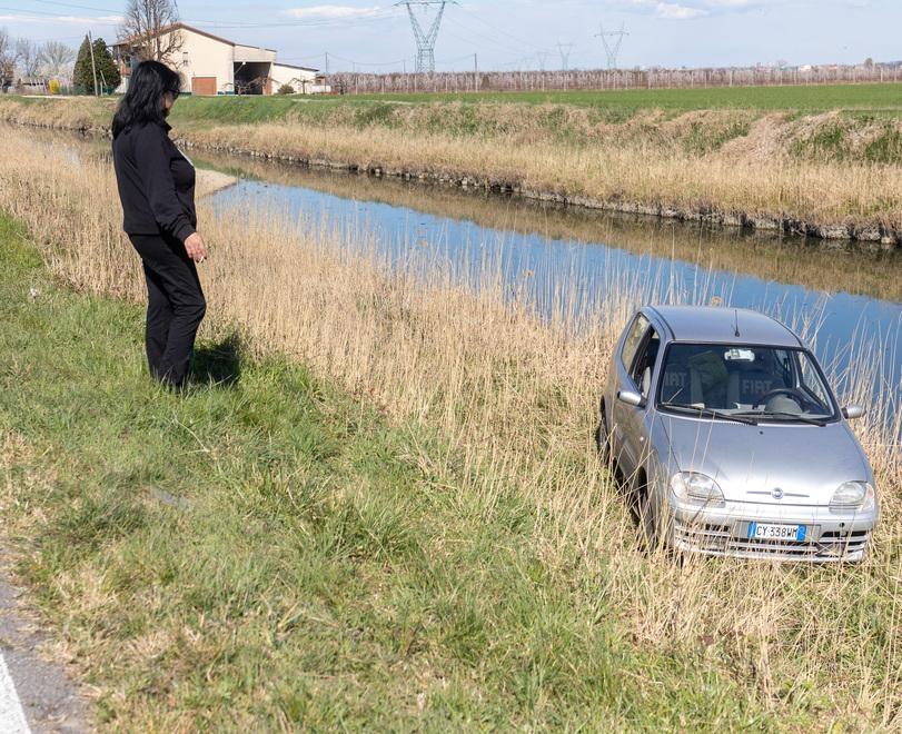 Nell’auto in bilico sulla sponda del canale Un giovane si salva 