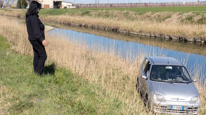 Nell’auto in bilico sulla sponda del canale Un giovane si salva