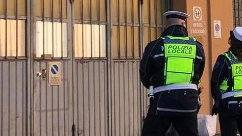 Vignola. Lavoratori abusivi: l’autolavaggio chiuso dai vigili