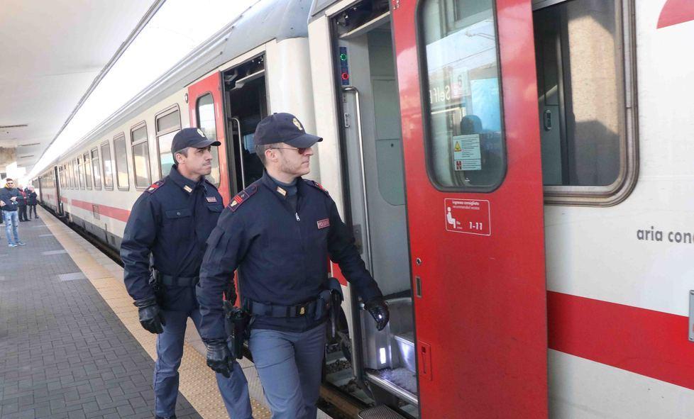 Non aveva il biglietto del treno per Ferrara: aggredisce controllore e poliziotto fuori servizio 