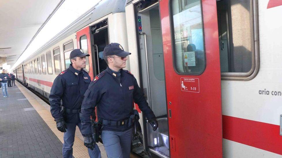 Non aveva il biglietto del treno per Ferrara: aggredisce controllore e poliziotto fuori servizio