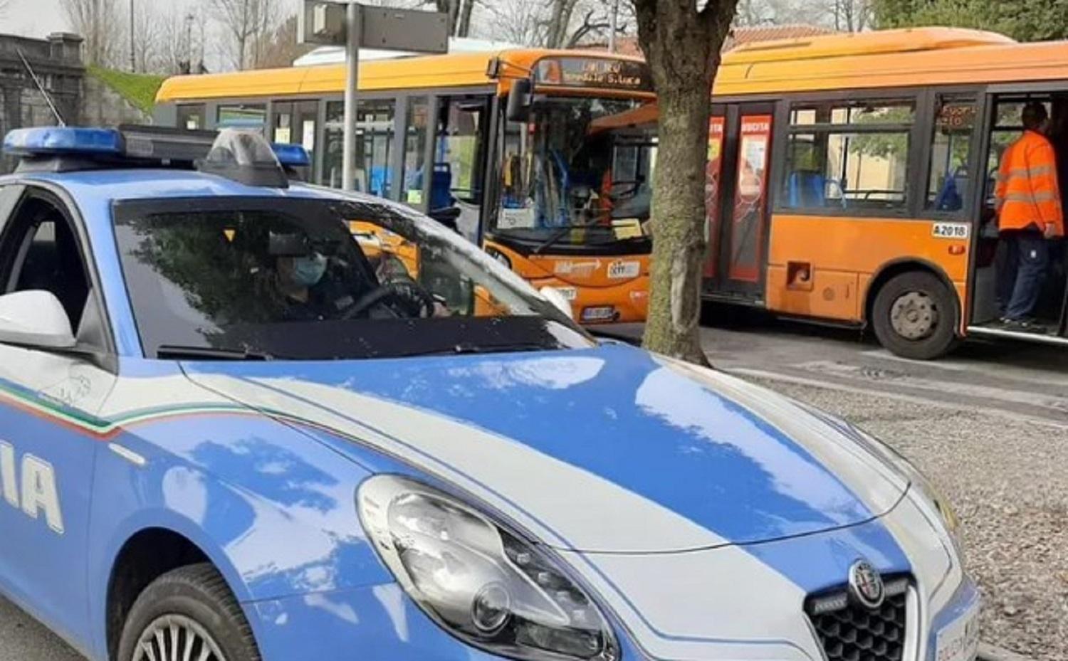 La polizia e alcuni autobus pubblici (foto d'archivio)