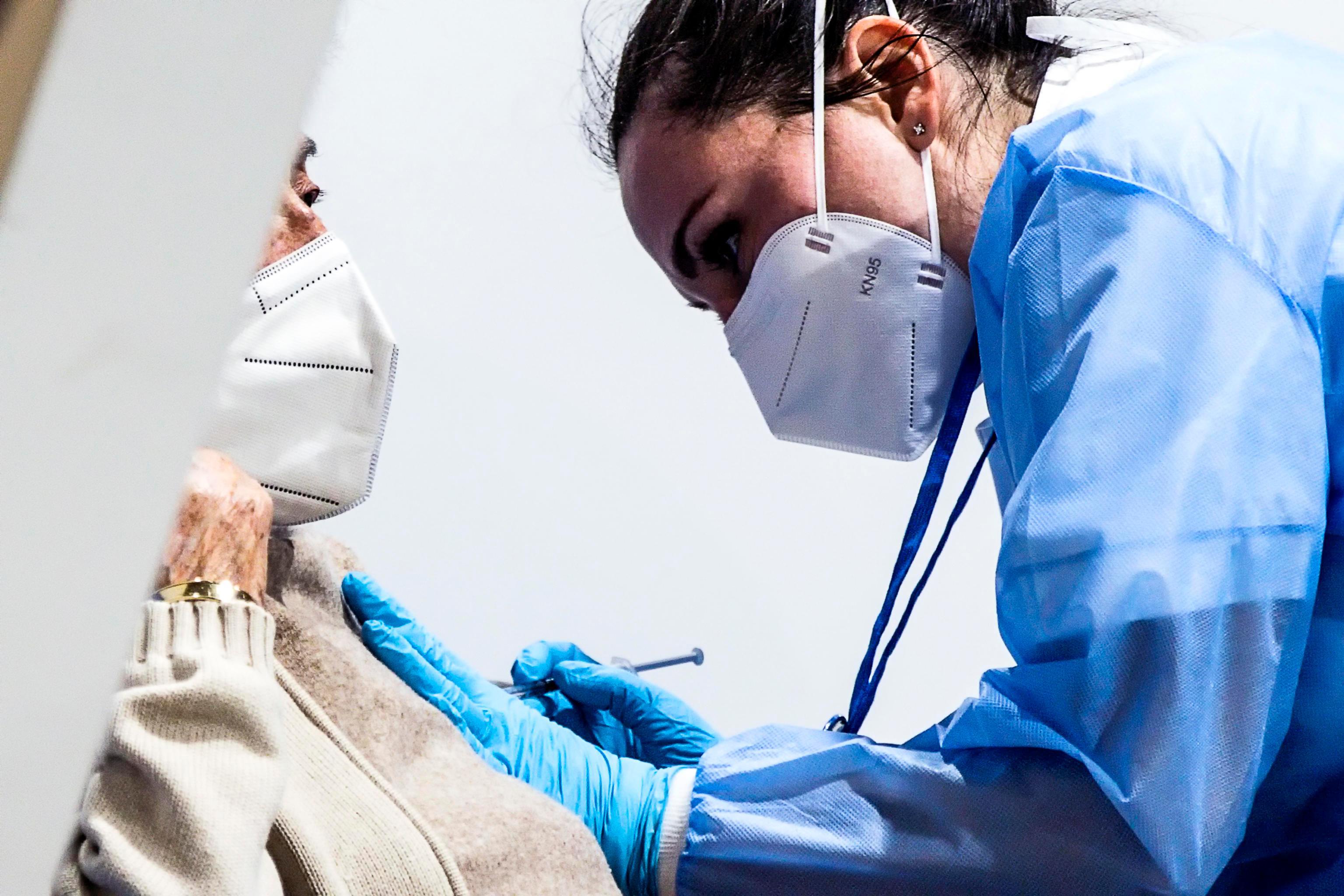 Vaccini, un elenco di riserve veloci a prova di sprechi e furbetti: ecco come iscriversi 