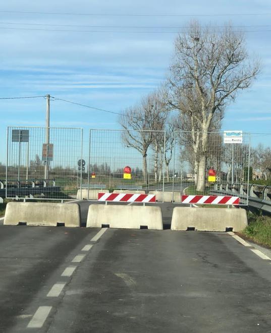 Ponte sull’idrovoro di Ostellato chiuso. I residenti: «Troppi disagi» 