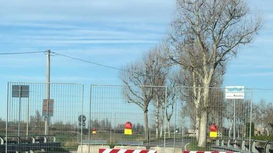 Ponte sull’idrovoro di Ostellato chiuso. I residenti: «Troppi disagi»