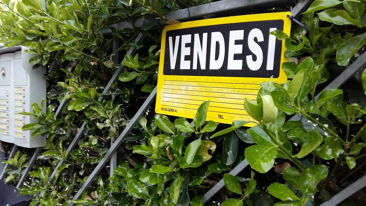 l cartello” vendesi” all’esterno di un palazzo a Livorno nel corso del 2020 sono stati più di 1.800 gli atti di compravendita a Livorfno città, 620 dei quali nell’ultimo trimestre (più 52% rispetto allo stesso periodo del 2019)