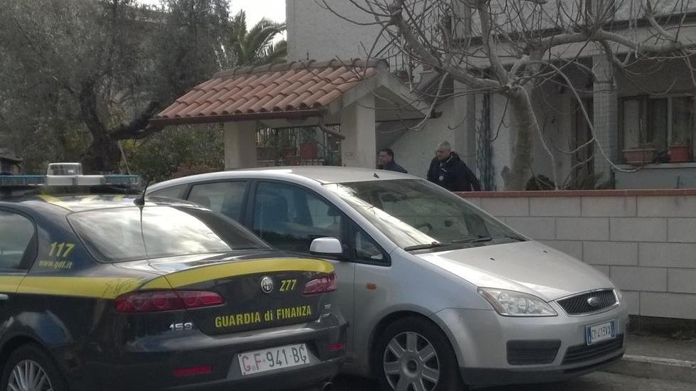 Michelangelo Fedele durante una perquisizione degli invvetstigatori nella sua casa di Castagneto Carducci