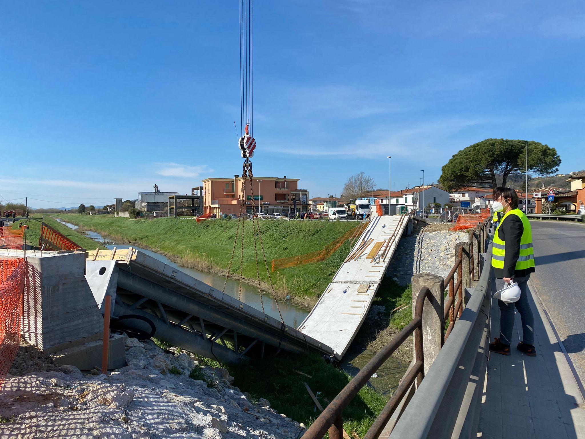 Tecnici al lavoro per eliminare i resti del ponte pedonale crollato (Foto Franco Silvi)