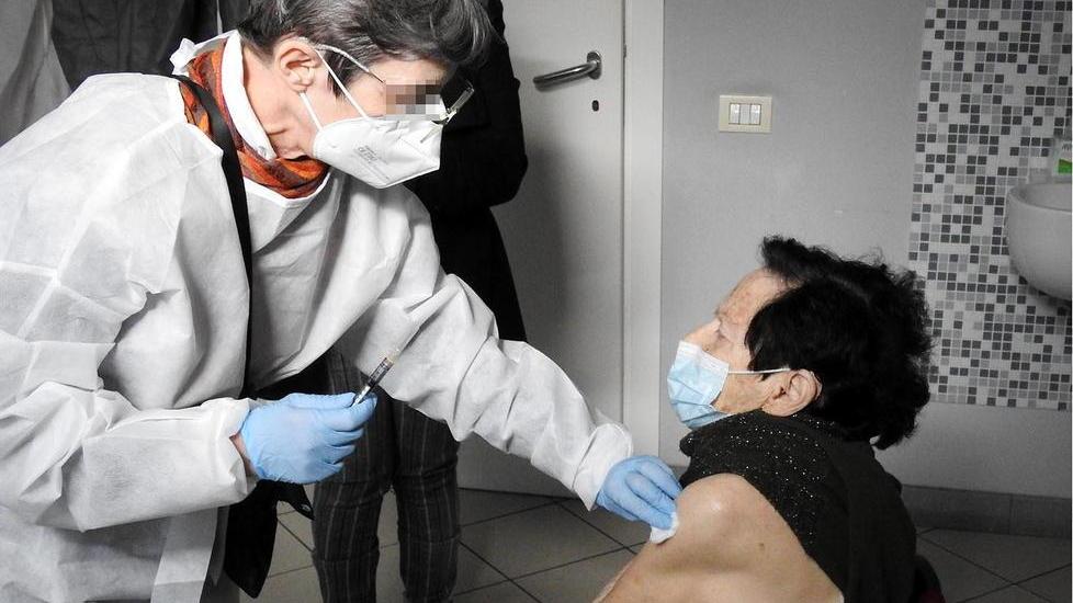 Un medico vaccina un’anziana signora, la campagna però procedea rilento (foto Paolo Barlettani)