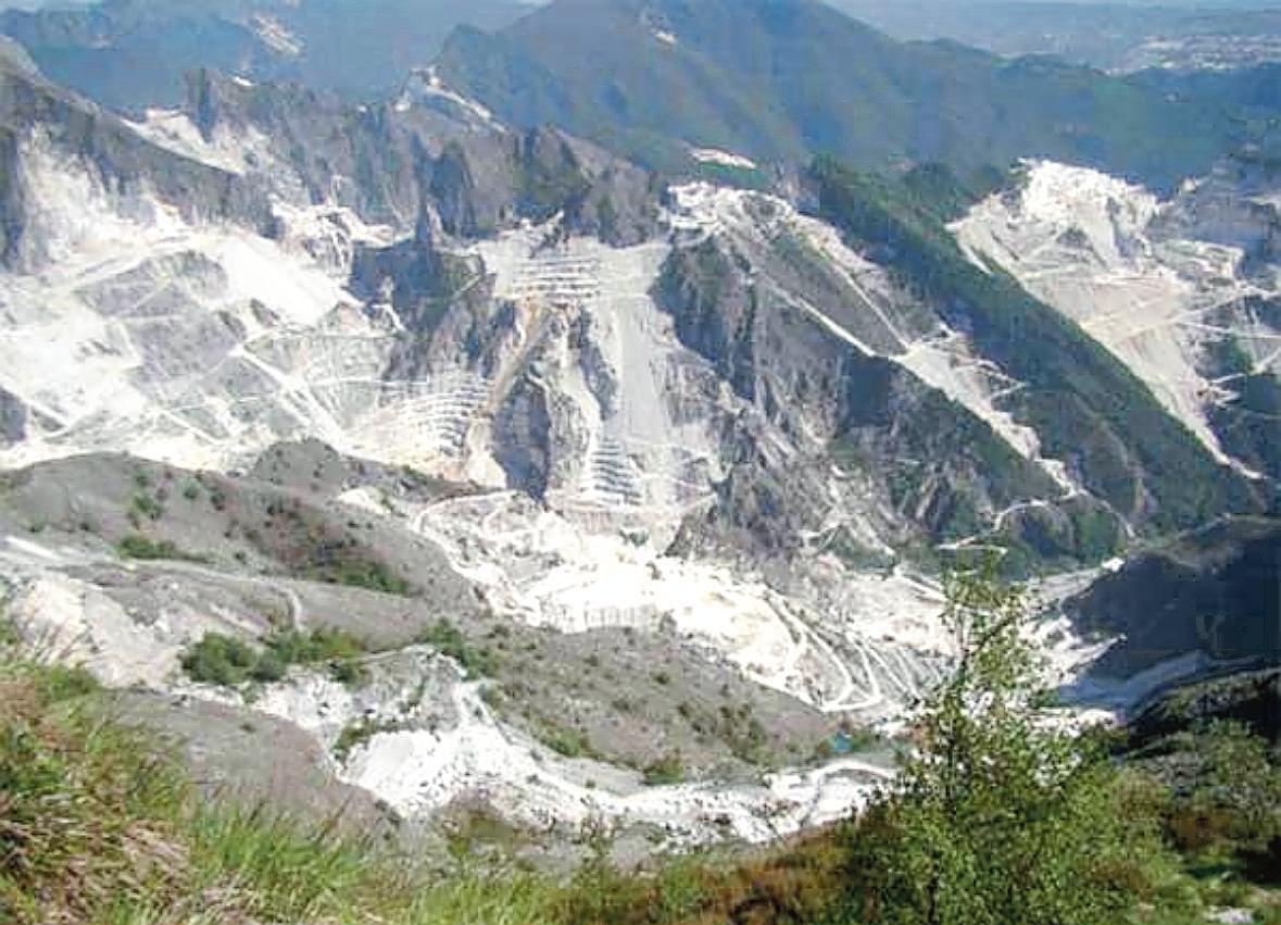 Uno scorcio delle cave (foto archivio)