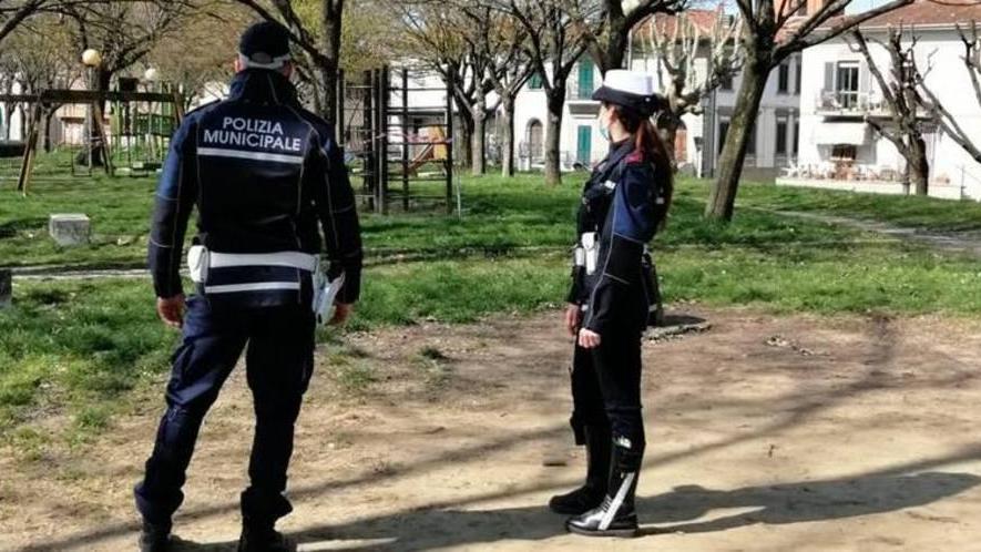 La polizia municipale controlla un parco pubblico a Santa Croce