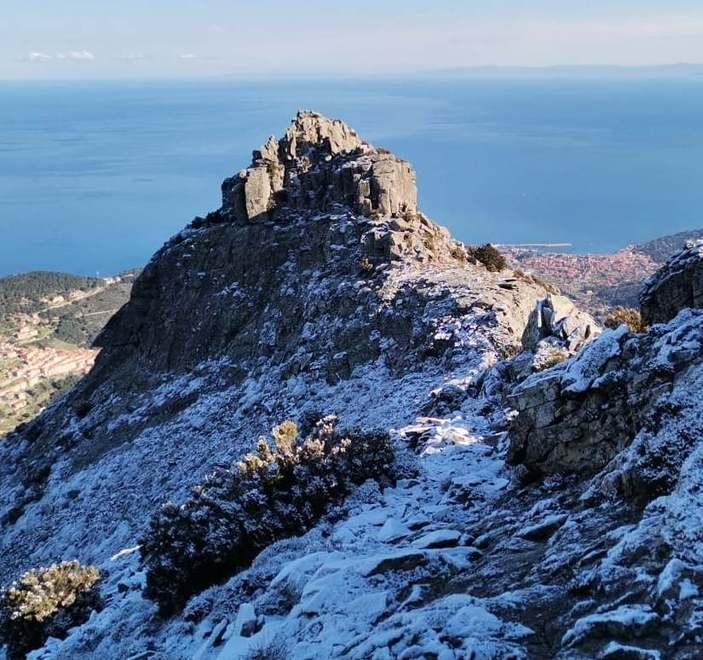 Che sorpresa sul Capanne, spruzzata di neve sulla vetta 