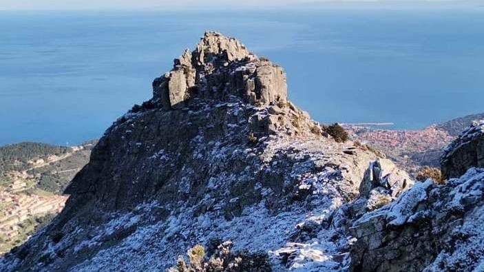 Che sorpresa sul Capanne, spruzzata di neve sulla vetta