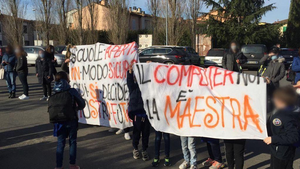 La manifestazione davanti alla scuola primaria di Pozzale