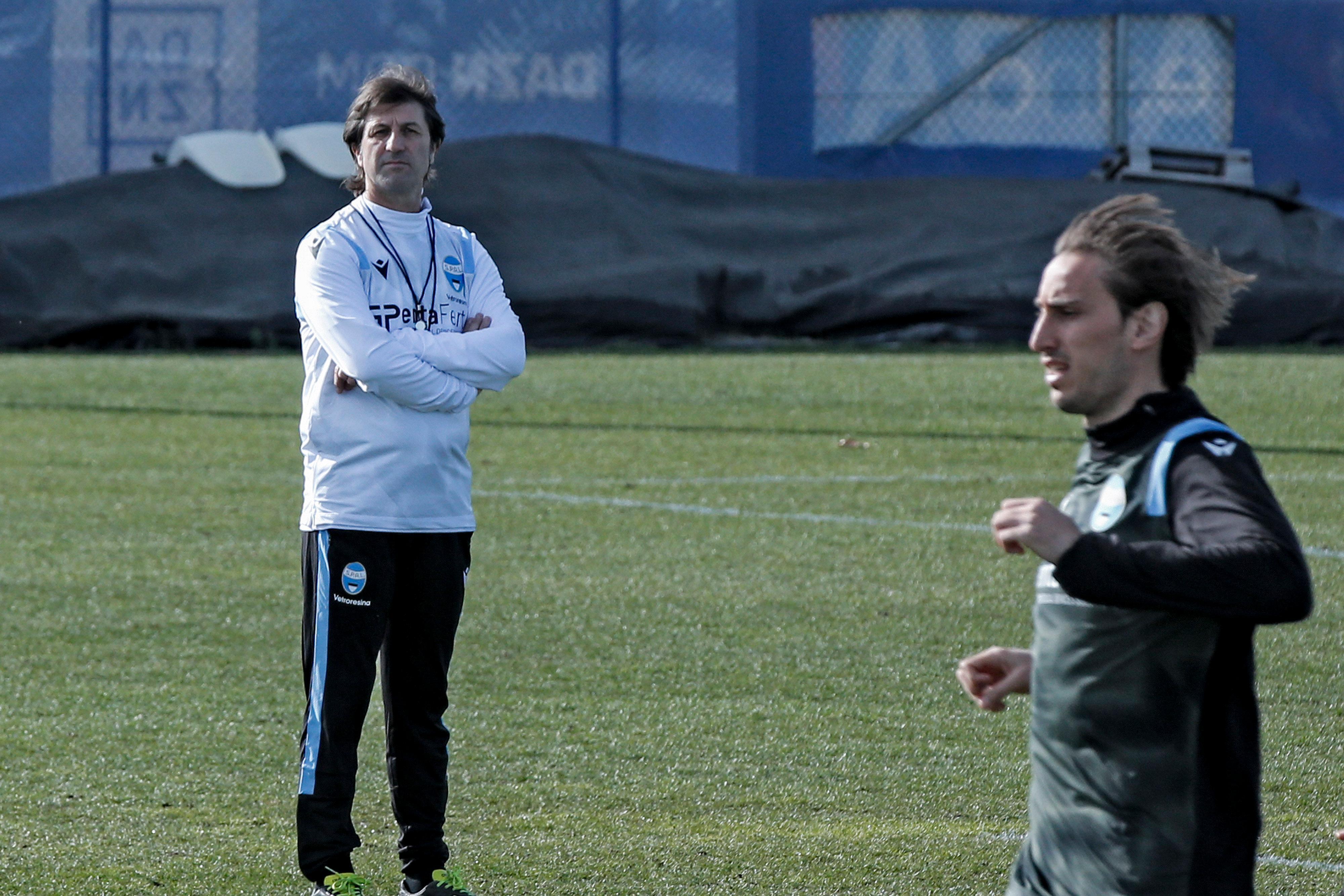 Mister Rastelli mentre dirige un allenamento alla Spal