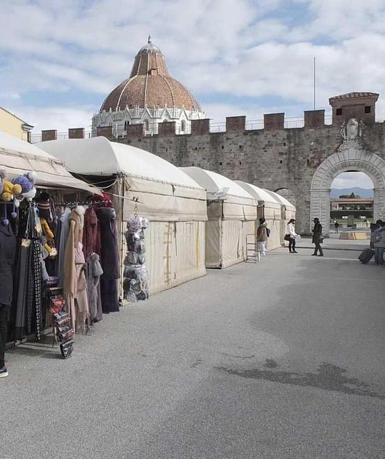 Le bancarelle ora in piazza Manin
