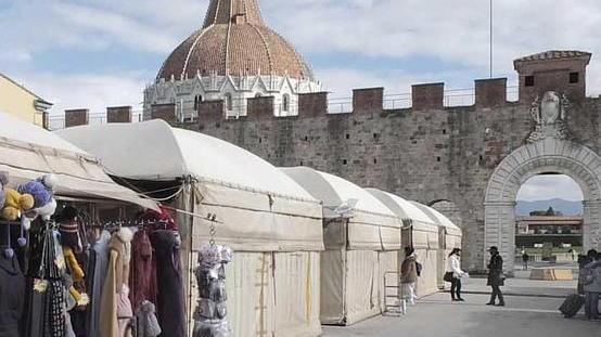 Le bancarelle ora in piazza Manin