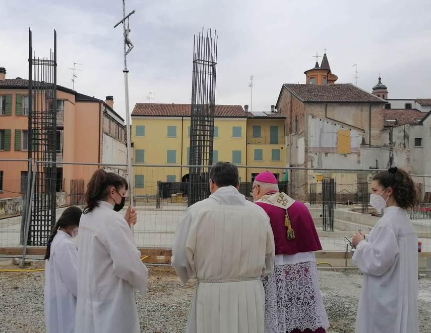 Il vescovo Camisasca alla posa della prima pietra dell’oratorio