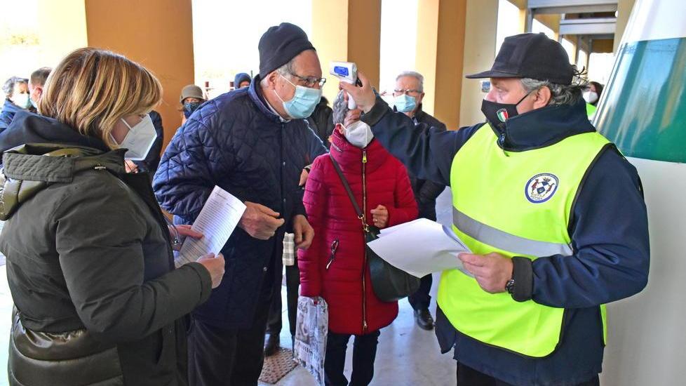 Si rimette in moto la macchina dei vaccini: file all’ex Breda, AstraZeneca non fa paura - Video