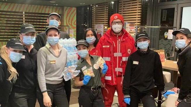 Cento pasti caldi donati da McDonald’s alle persone in difficoltà