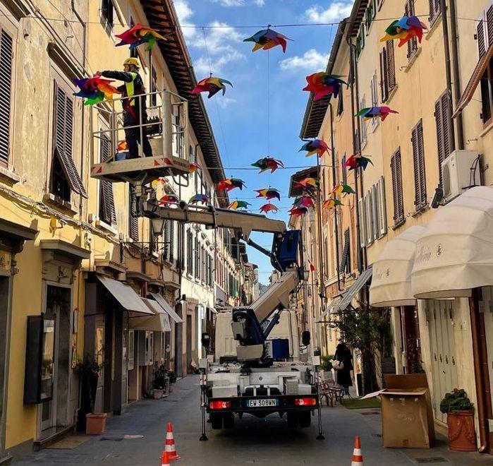Girandole e polemiche «La città merita di meglio» 