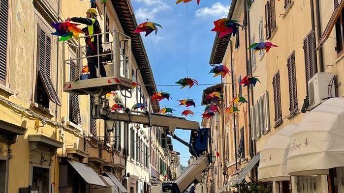 Girandole e polemiche «La città merita di meglio»
