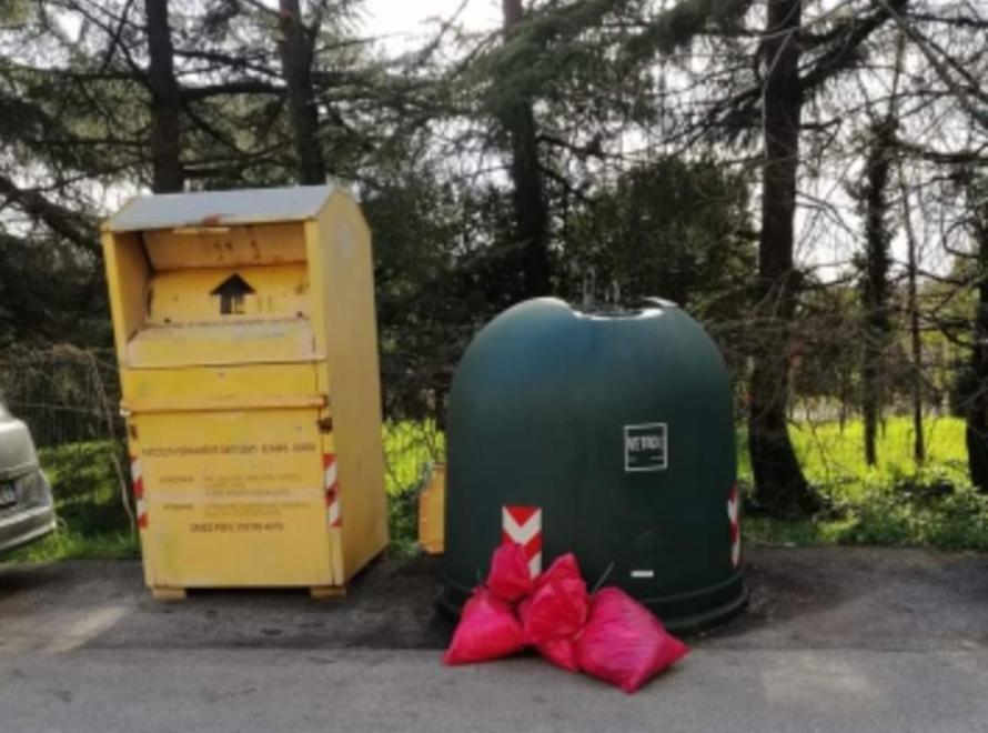 Sacchi rossi abbandonati