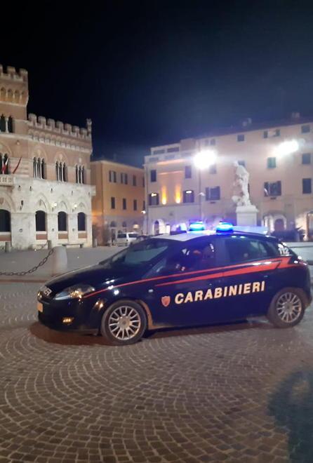 Minaccia e picchia la barista assunta dal marito 