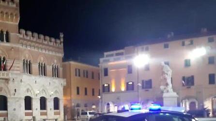 Minaccia e picchia la barista assunta dal marito