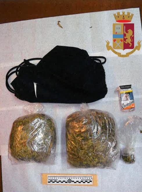 Trovato con un chilo d’erba nascosto nello zainetto