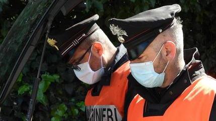 Lasciati da soli in auto dopo l’incidente I genitori denunciano