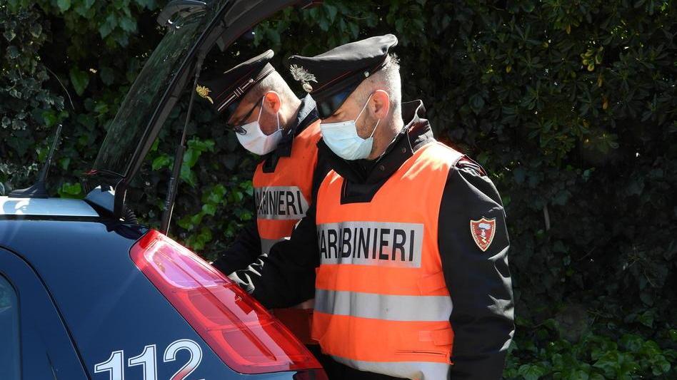 Fratellini abbandonati in auto i genitori sporgono denuncia