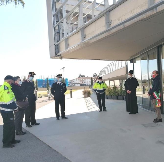 Bandiere a mezz’asta e silenzio I sindaci omaggiano le vittime 