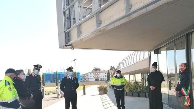 Bandiere a mezz’asta e silenzio I sindaci omaggiano le vittime