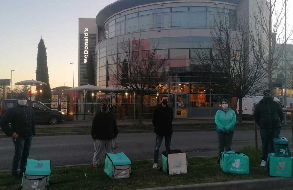 «Marito e moglie, ex barista cuoco e studente: noi, i rider» 