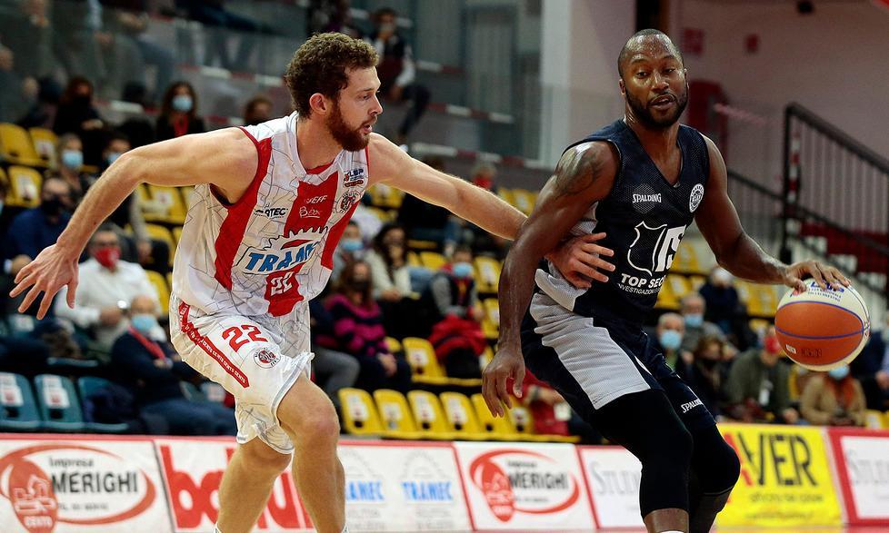 Top Secret, gambe stanche e pure il mirino appannato 