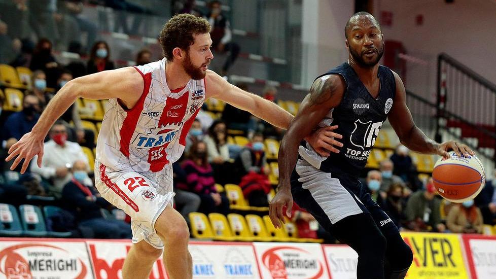 Top Secret, gambe stanche e pure il mirino appannato