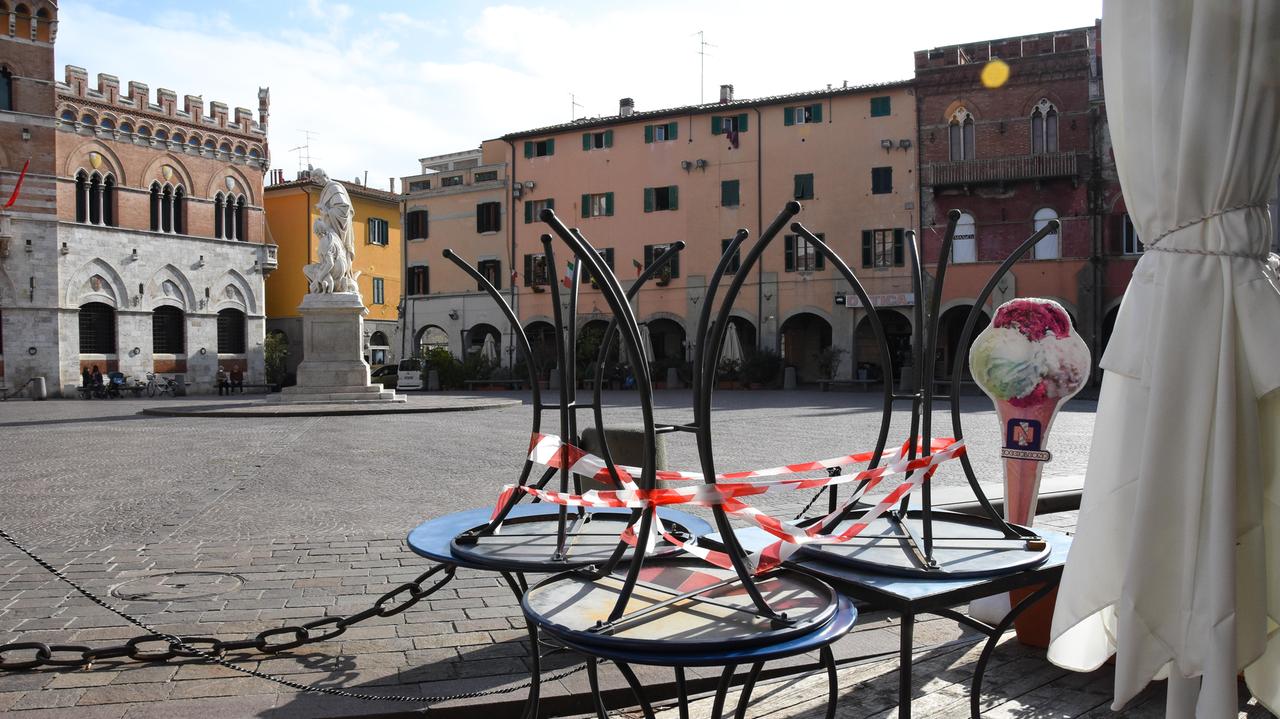 Piazza Dante, cuore di Grosseto, da lunedì in zona rossa (foto Bf)