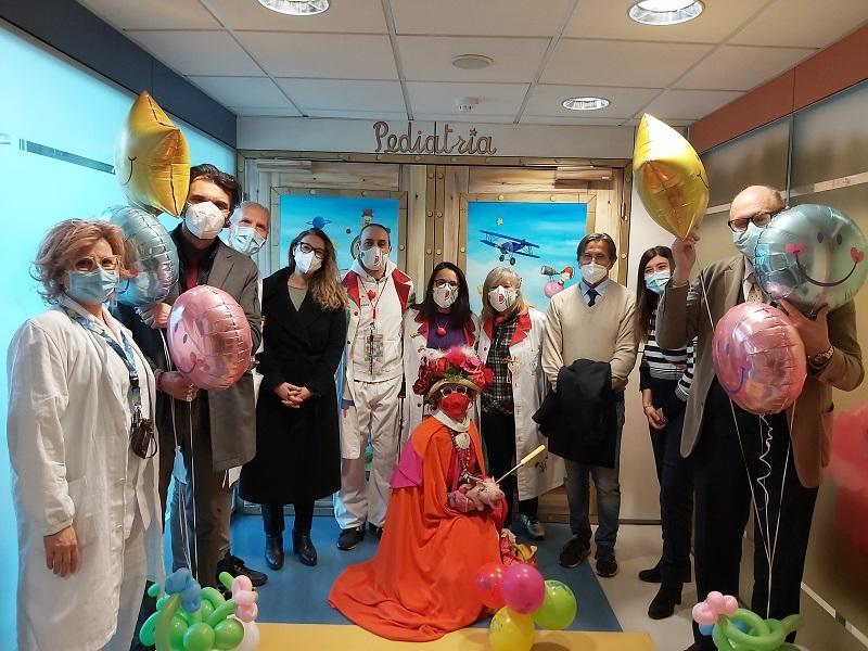 L'inaugurazione della porta e degli altri spazi di pediatria decorati con i disegni