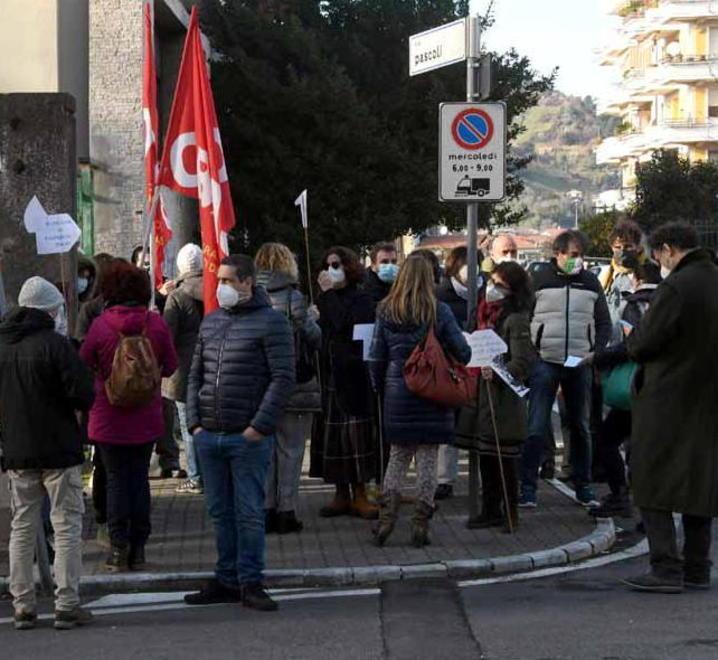 I docenti apuani tornano a scioperare contro classi pollaio e lavoro precario 