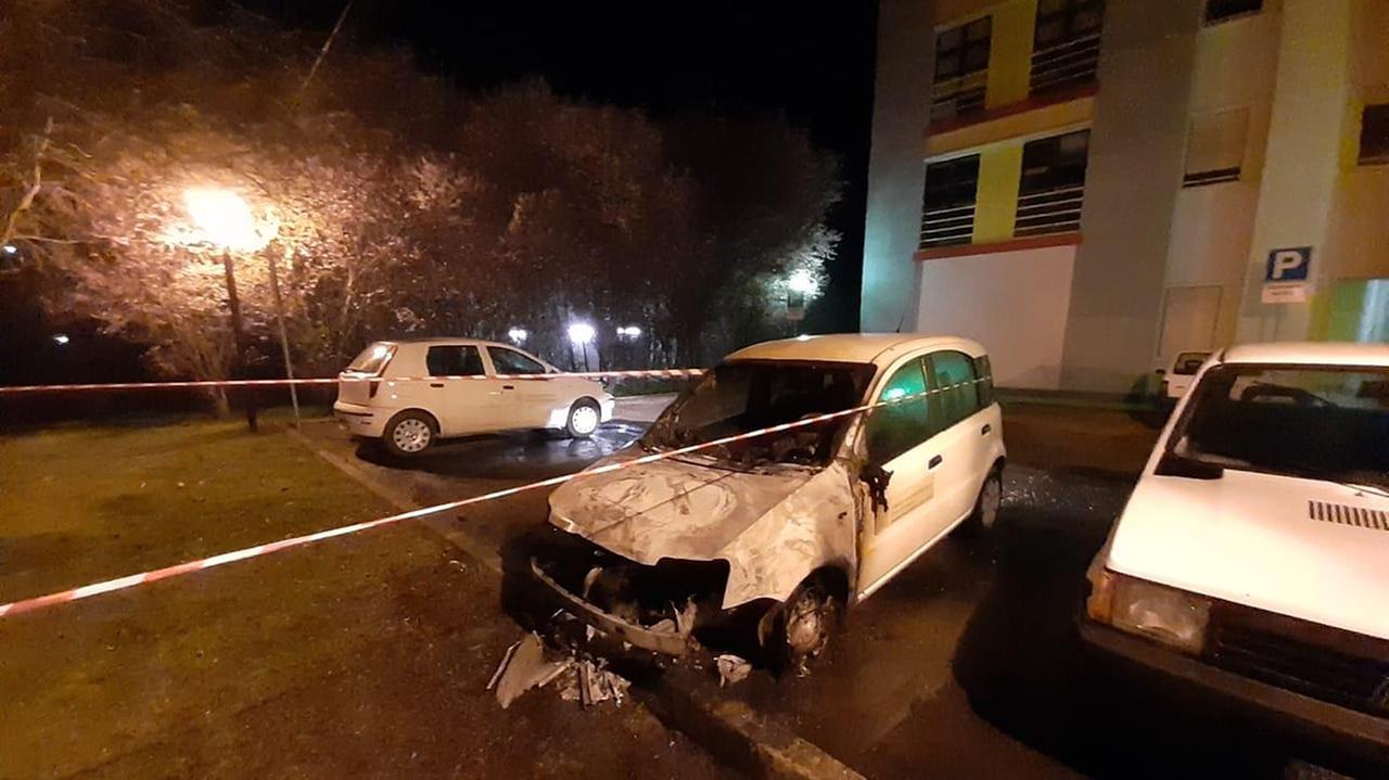 Mirandola, a fuoco un'auto dell'Ausl: indagano i carabinieri
