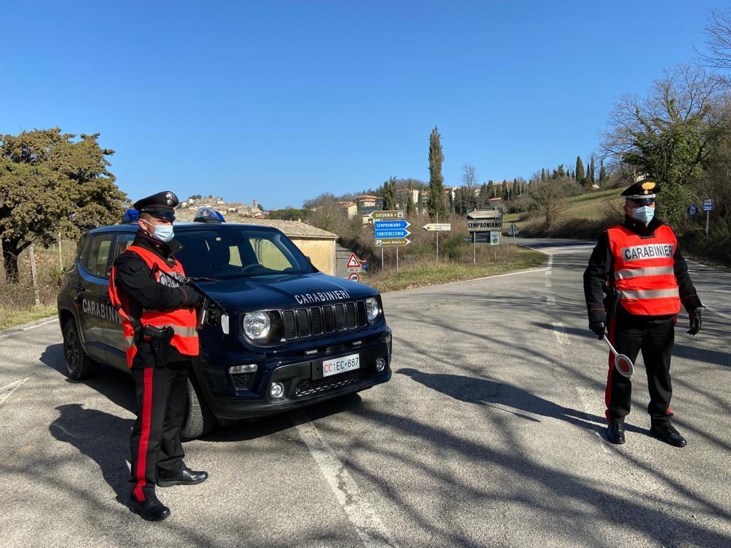Consumano un aperitivo fuori da un locale seduti per terra: multati