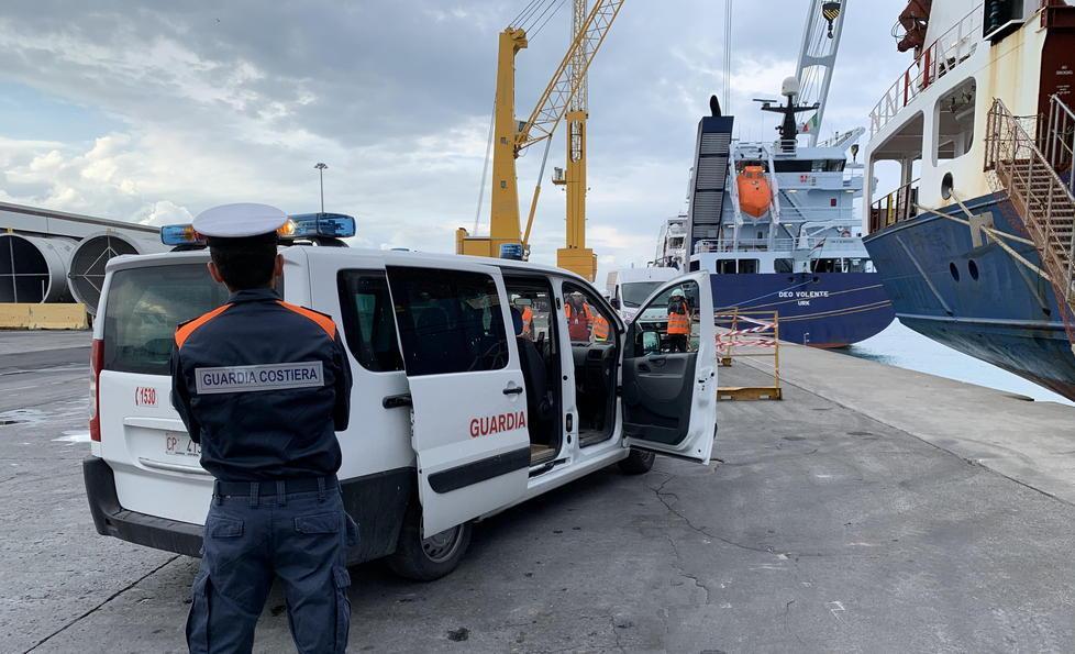 Irregolarità, la Capitaneria blocca una nave in porto