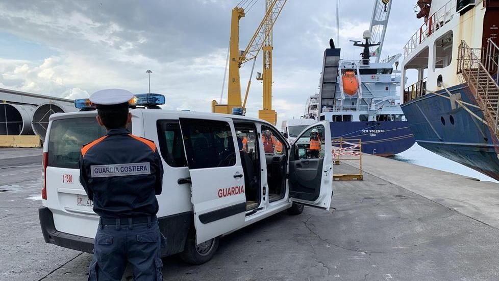 Irregolarità, la Capitaneria blocca una nave in porto