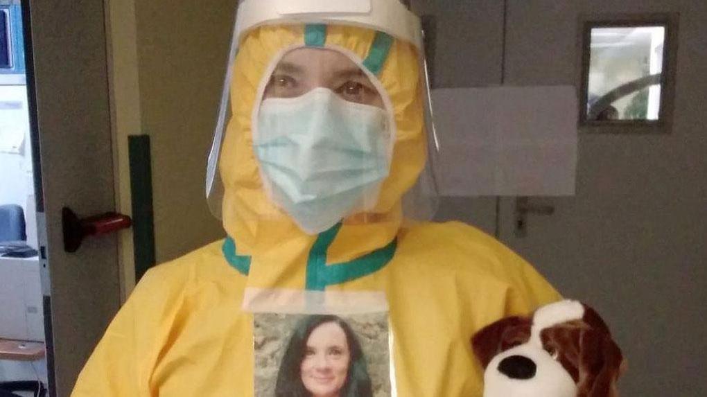 Una foto vicino al cuore per farsi riconoscere dal marito con l’ossigeno