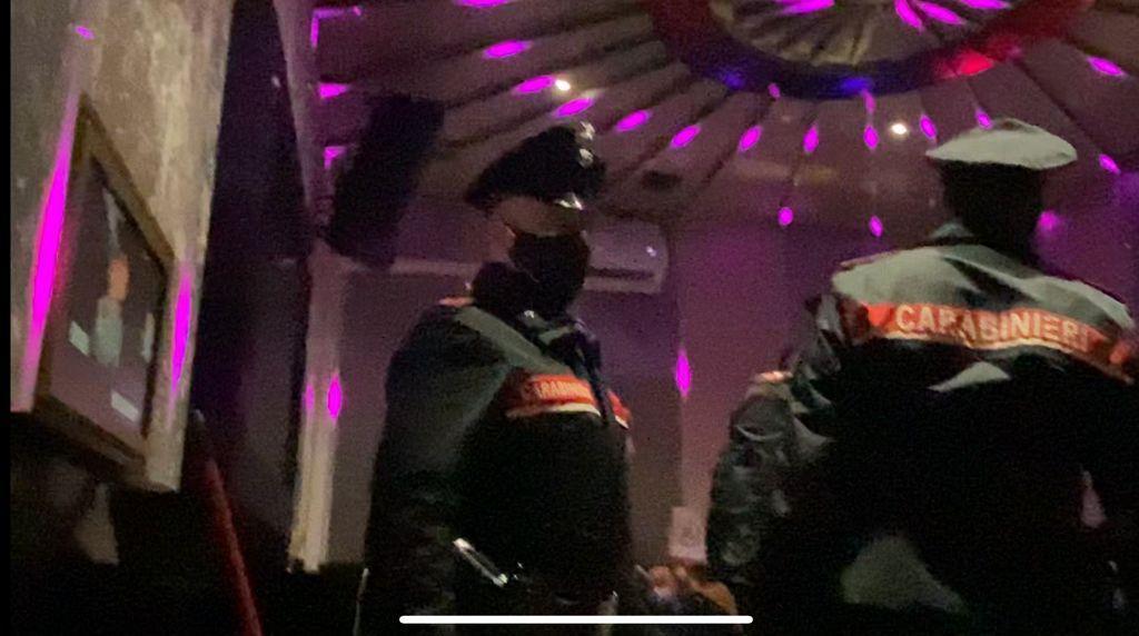 I controlli dei carabinieri nel locale di via dei Confini