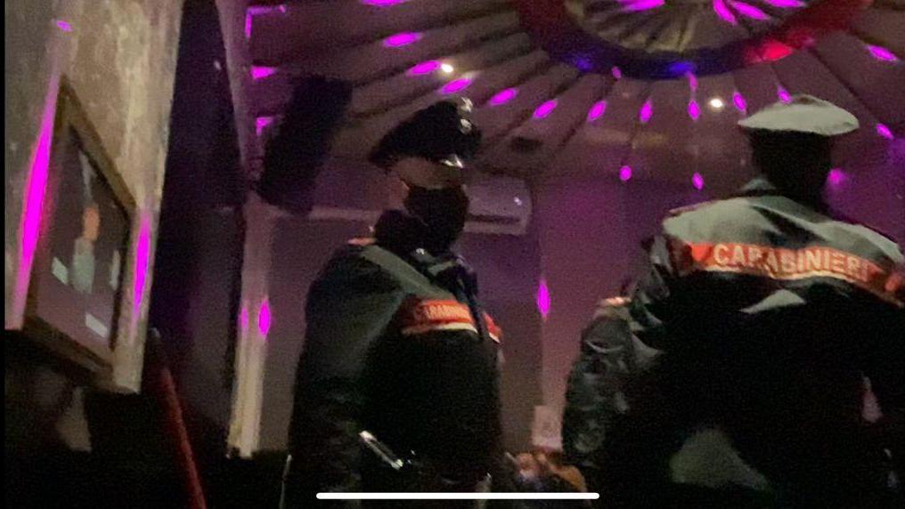 I controlli dei carabinieri nel locale di via dei Confini