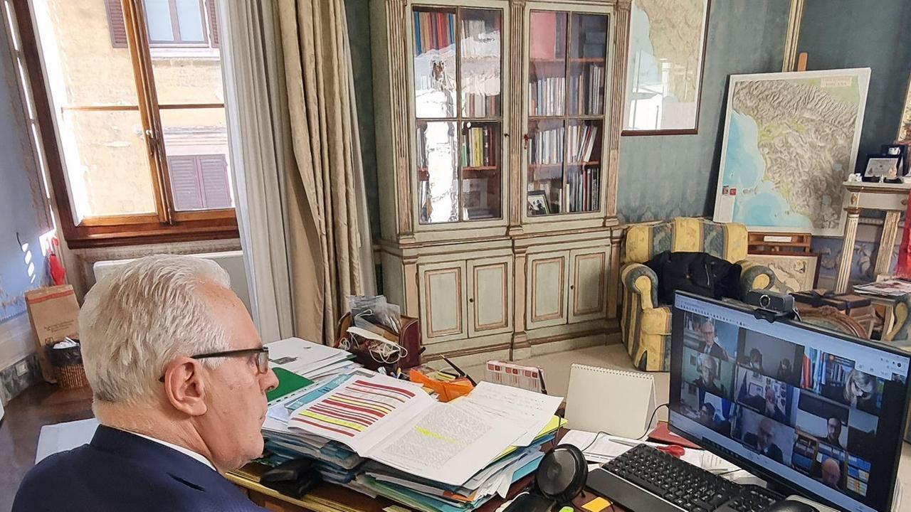 Il presidente Giani nel suo studio in videoconferenza con i sindaci