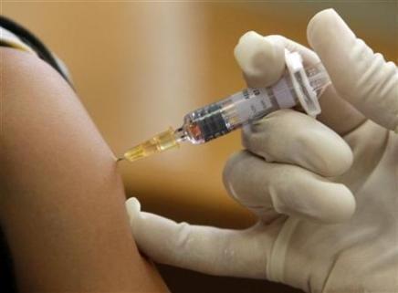 Una vaccinazione contro il Covid-19 (foto archivio)